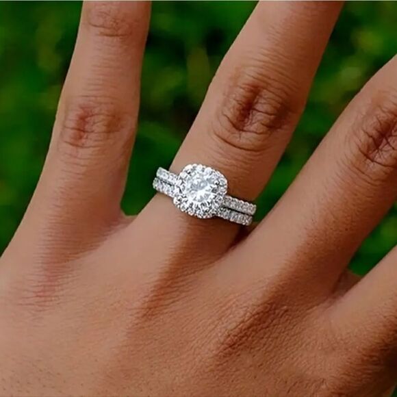 Timeless Dazzling Zircon Ring Classic yet Fashion - Picture 1 of 7